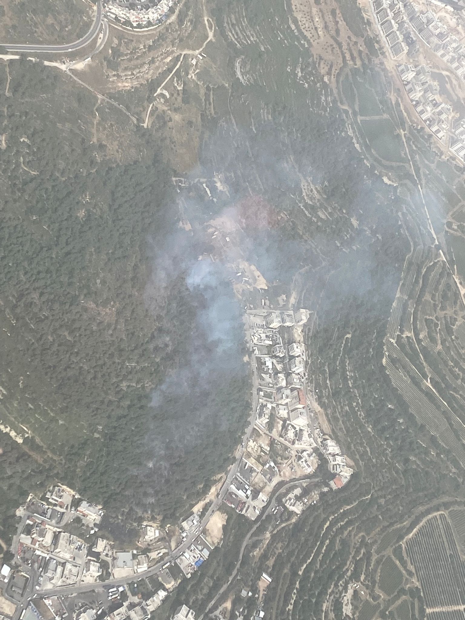 حريق هائل في منطقة احراش بالقرب من عين نقوبا وابوغوش.