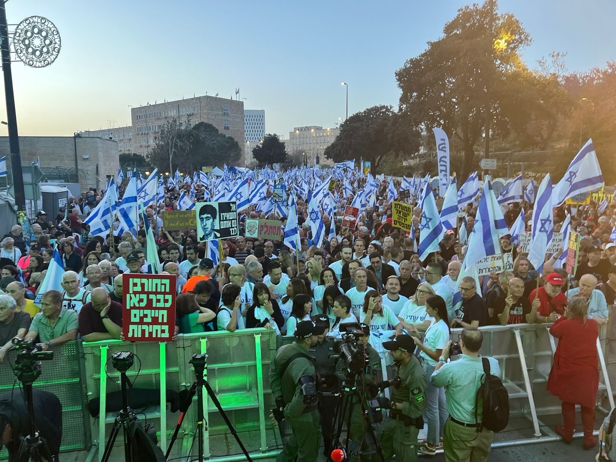 عائلات الرهائن الإسرائيليين تتظاهر وتطالب بـ"صفقة فورية" بعد إعلان حماس موت رهينتين