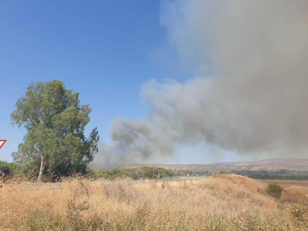 هضبة الجولان : حريق كبير في منطقة اشواك وعرية.