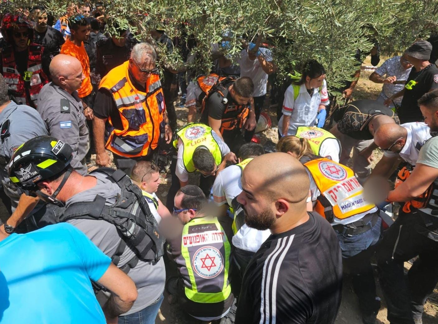 دير الاسد : سقوط رجلي إطفاء داخل بئر خلال محاولة إنقاذ رجل سقط داخل حفرة واصابتهم حرجة