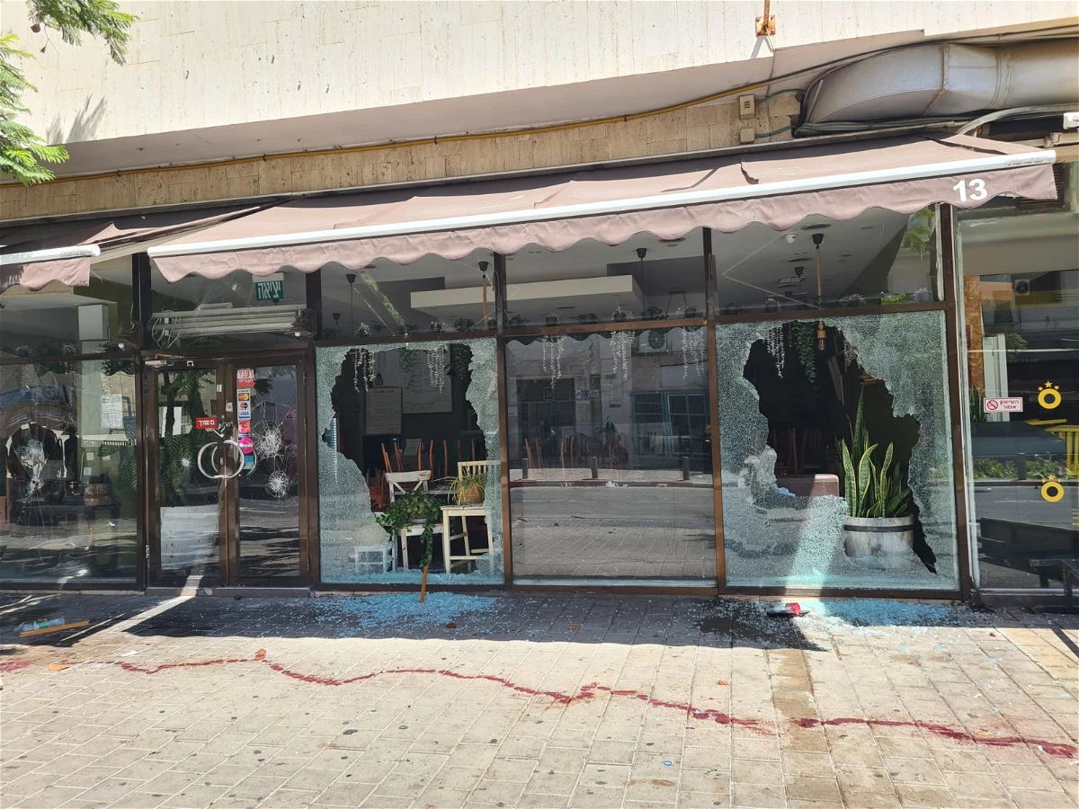 أعمال شغب عنيفة وأضرار جسيمة في تل أبيب خلال تظاهرة لعمال أجانب وإصابة 27 شرطيًّا