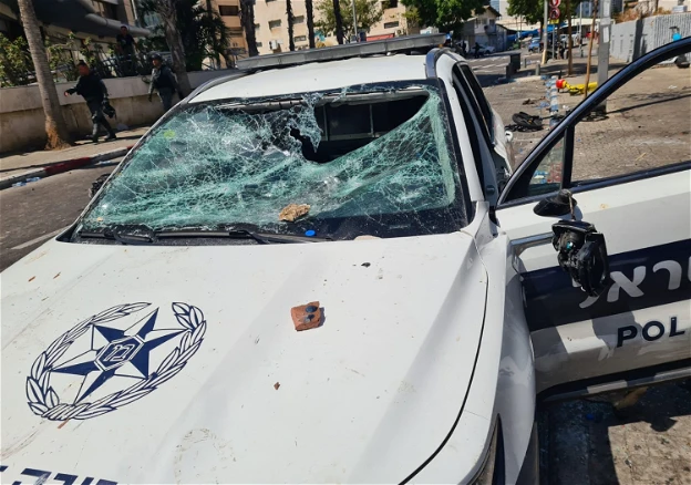 أعمال شغب عنيفة وأضرار جسيمة في تل أبيب خلال تظاهرة لعمال أجانب وإصابة 27 شرطيًّا