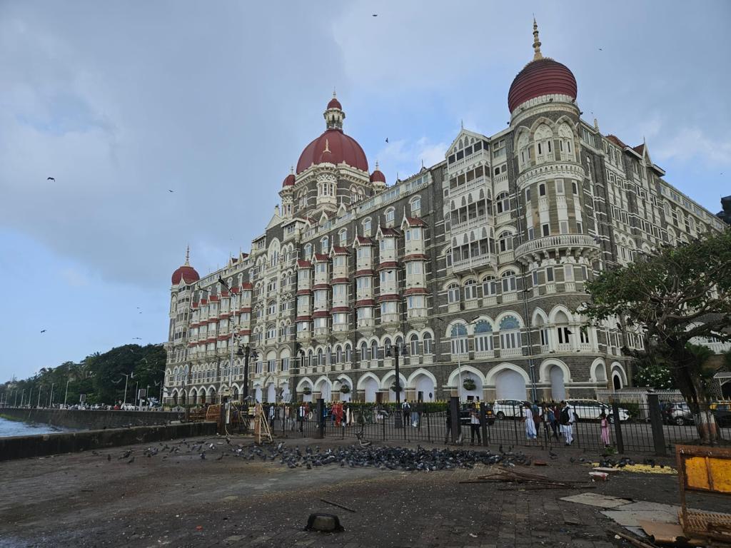مومباي في الهند مدينة التناقضات تجمع بين الفنادق الفخمة والمتاجر العالمية والأسواق الشعبية وأكل الشوارع