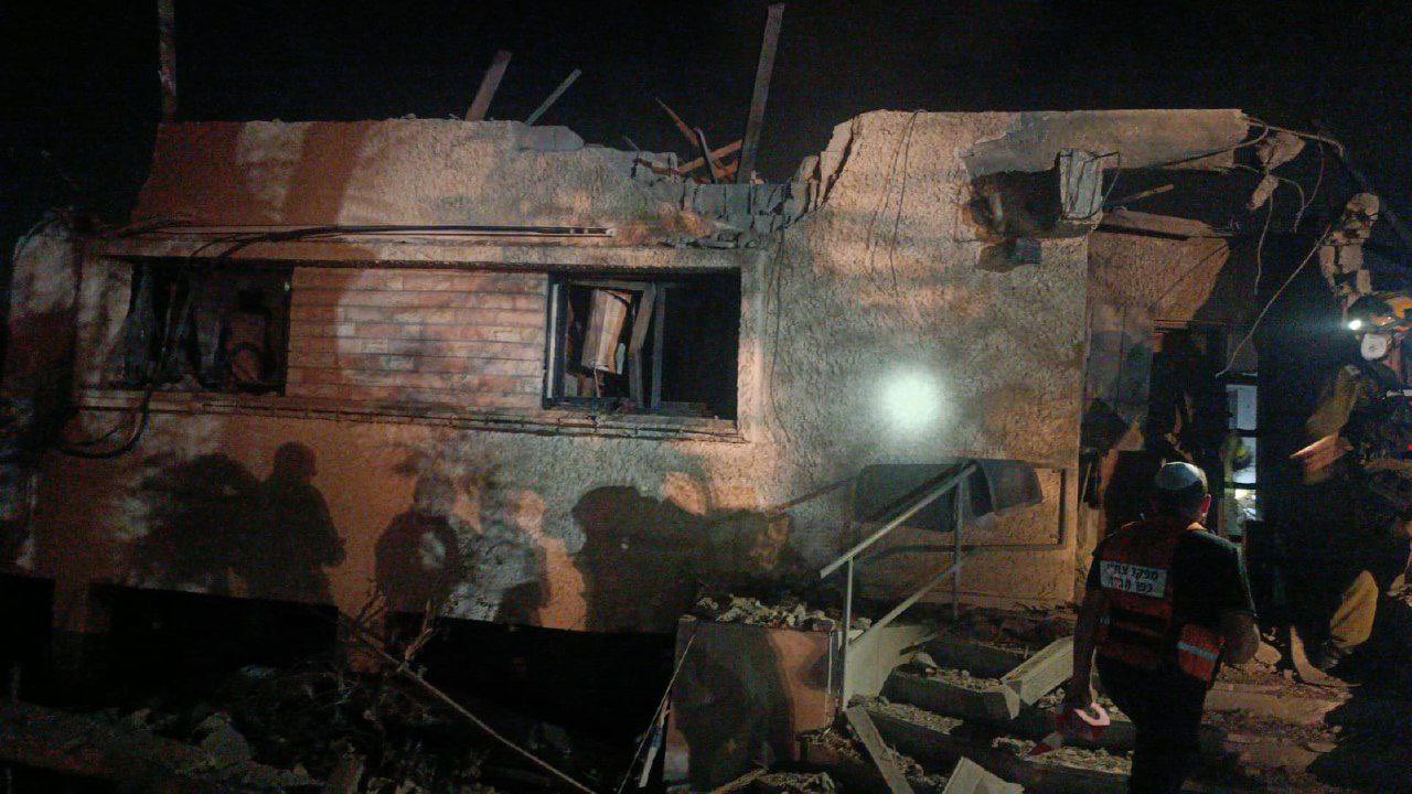 إصابات في كريات شمونة عقب استهدافها برشقة صاروخية أطلقتها &quot;كتائب القسام&quot; في لبنان