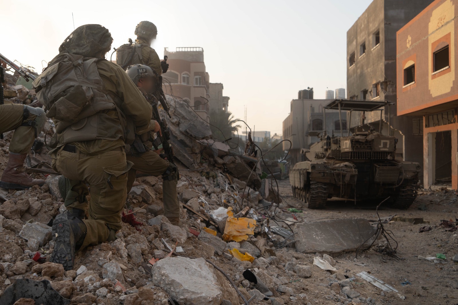 الجيش الاسرائيلي يعلن عن سيطرته على موقع تابع لحماس ومهاجمة 450 هدق