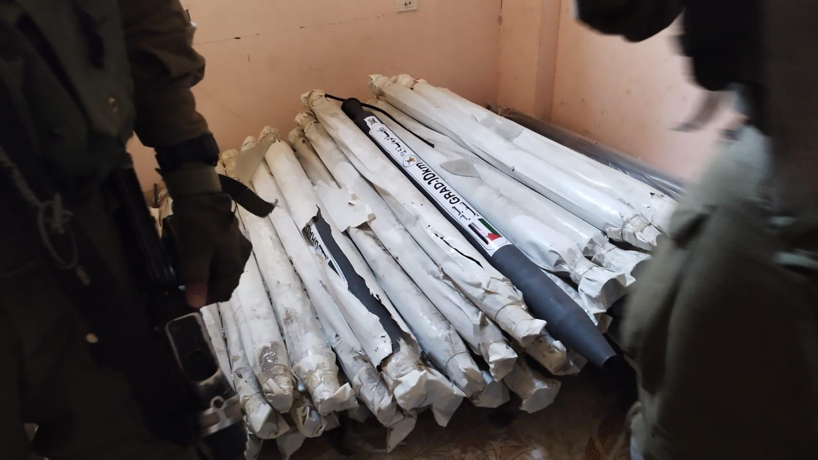 إسرائيل: العثور على صواريخ وقذائف تحت صناديق للأونروا شمال غزة