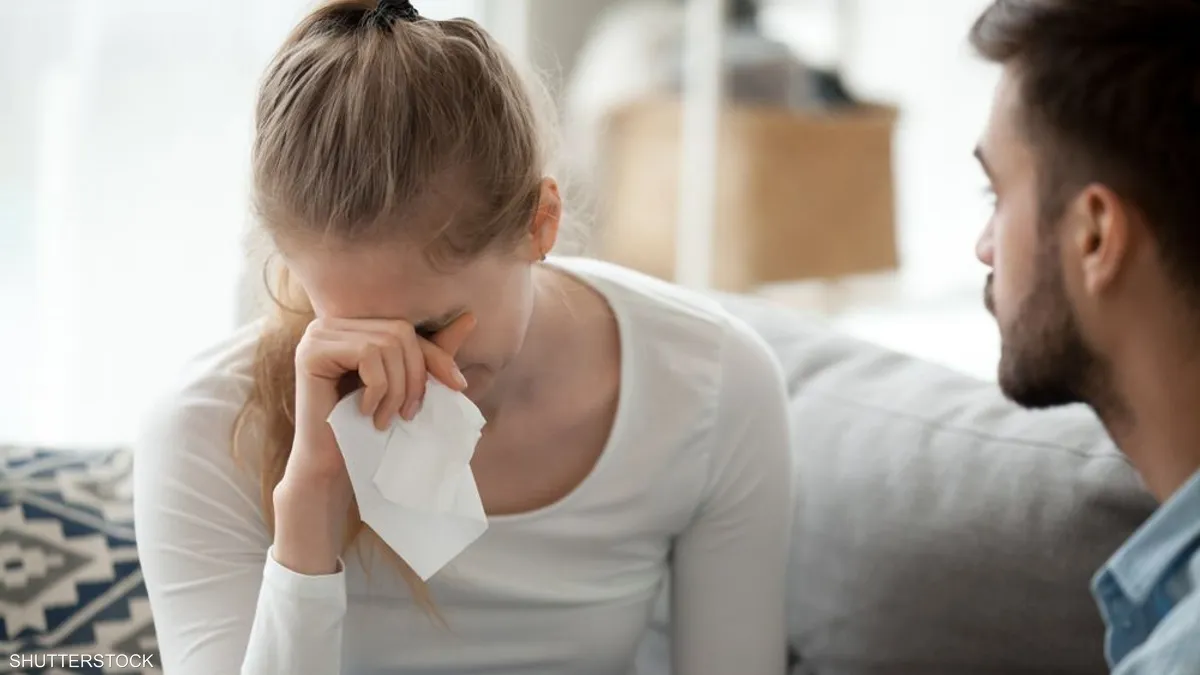 لماذا يضعف الرجال أمام دموع النساء؟.. دراسة توضح