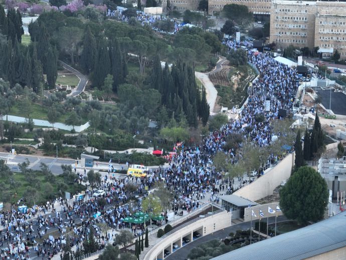 عشرات الآلاف يتظاهرون أمام الكنيست للمطالبة بإجراء انتخابات مبكرة