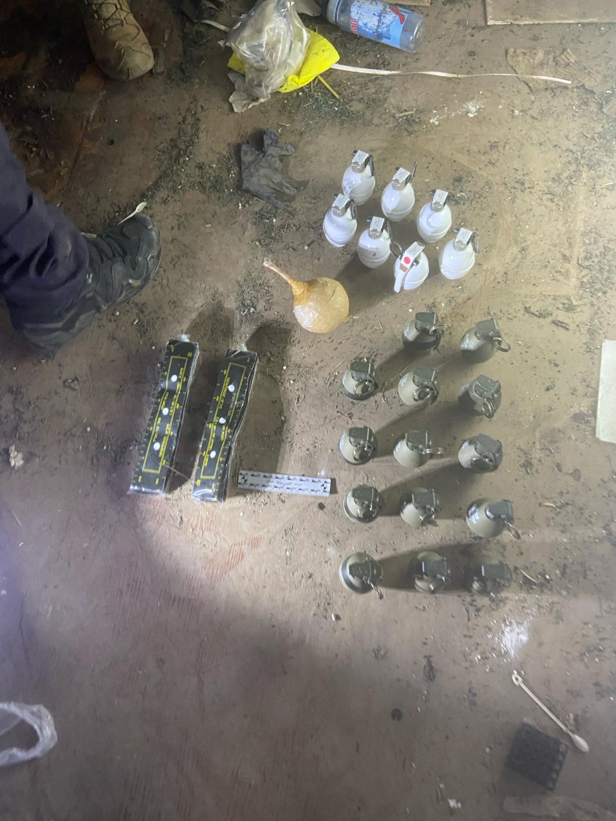 الشرطة: ضبطنا كمية كبيرة من الأسلحة بملعب بالجواريش في الرملة- بندقية كلاشنكوف و14 مسدسًا وقنابل