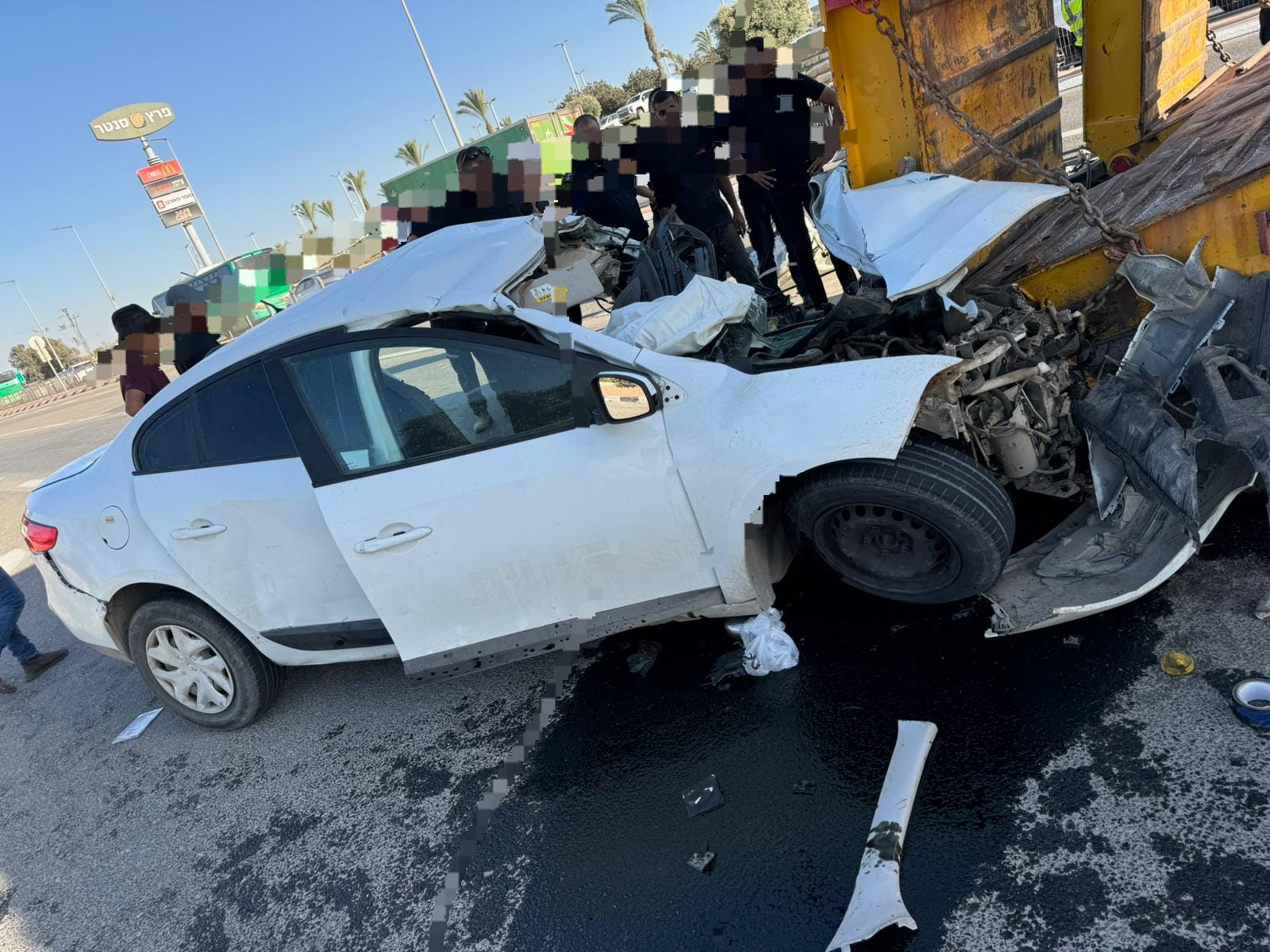 مفرق ديمونا.مصرع شخصين واصابة اخرين جراء حادث طرق بين شاحنة وسيارة .