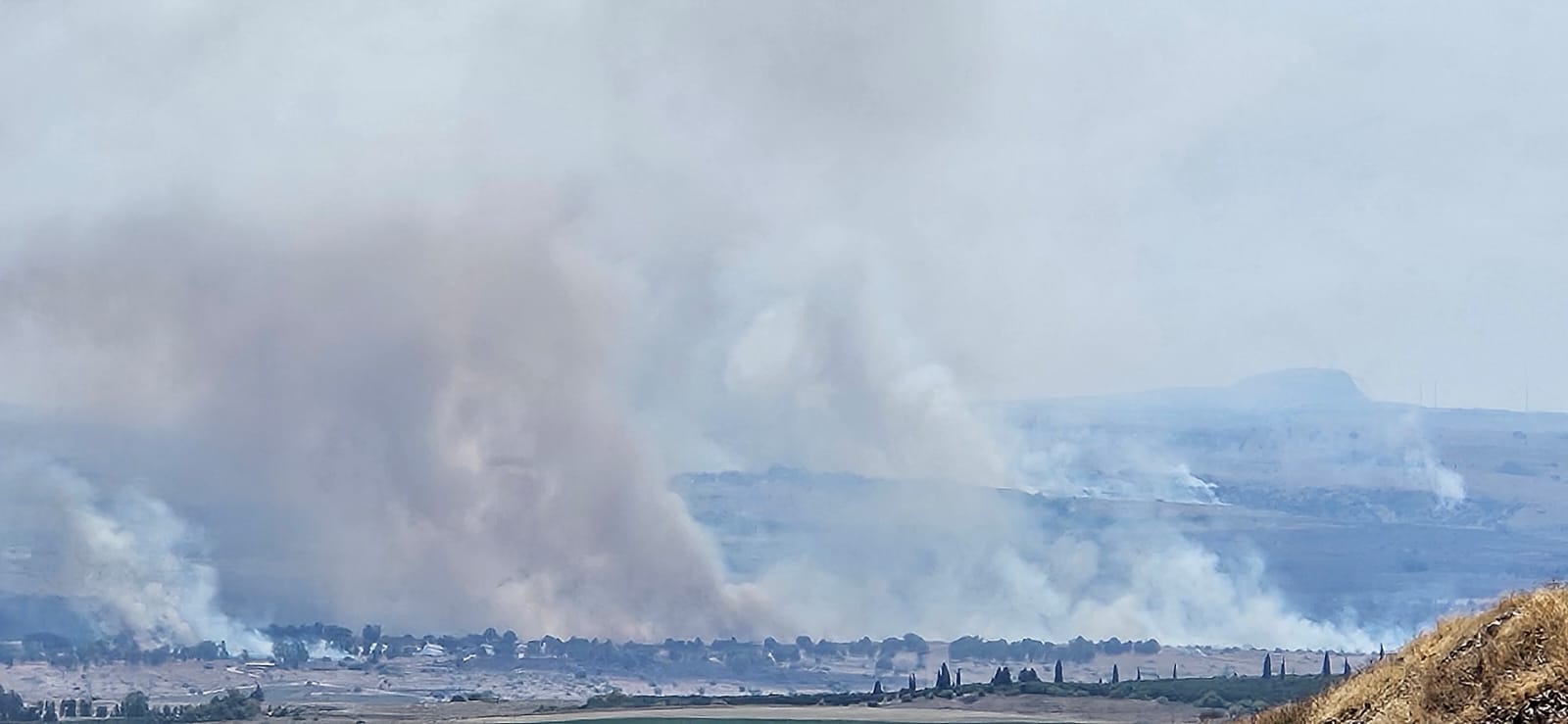 المنطقة الشمالية : 25  طاقم إطفاء وإنقاذ يعمل على اخماد الحرائق في الجولان .