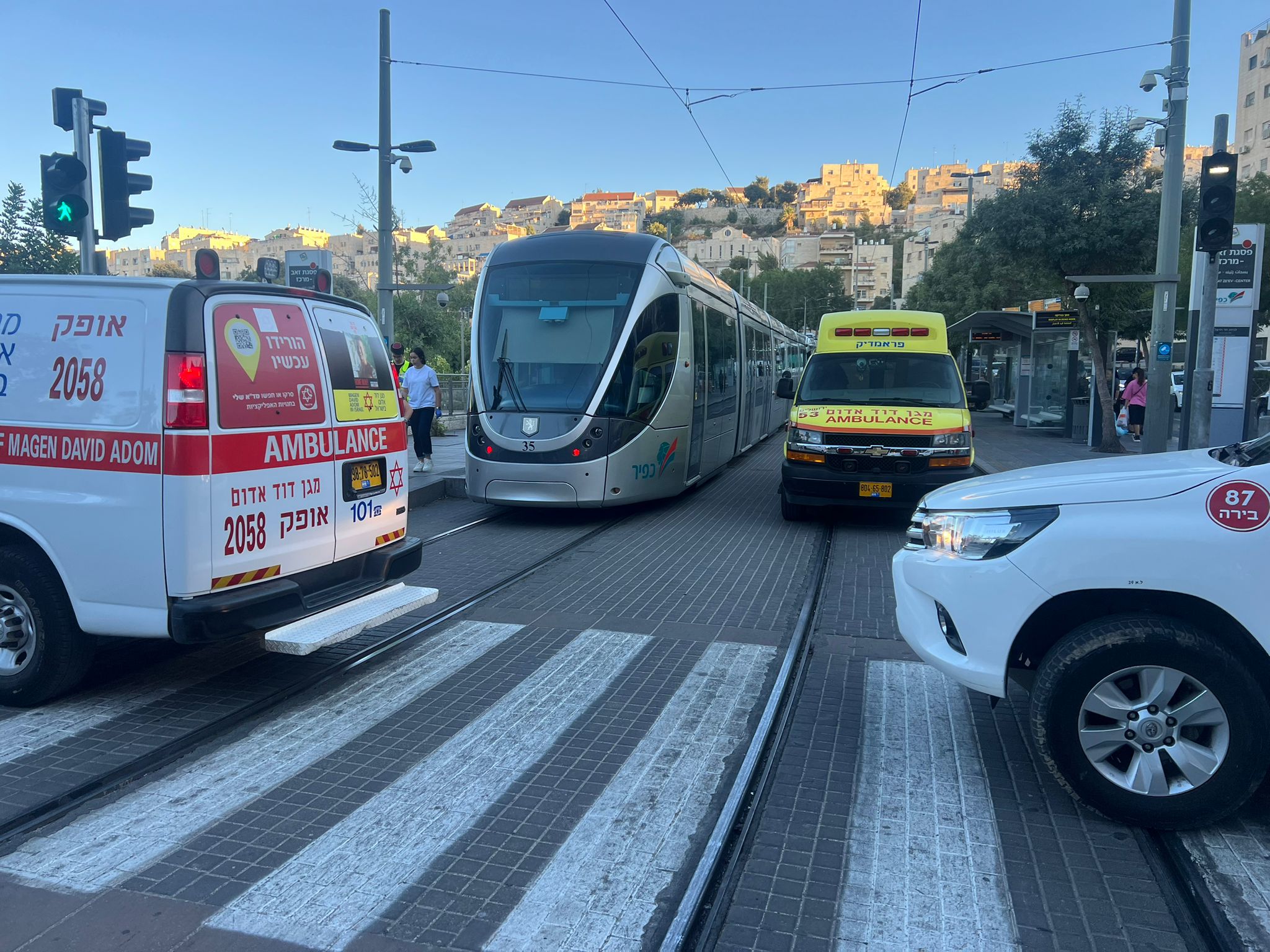 القدس: بيسغات زئيف مصرع سيدة سقطت تحت القطار الخفيف.