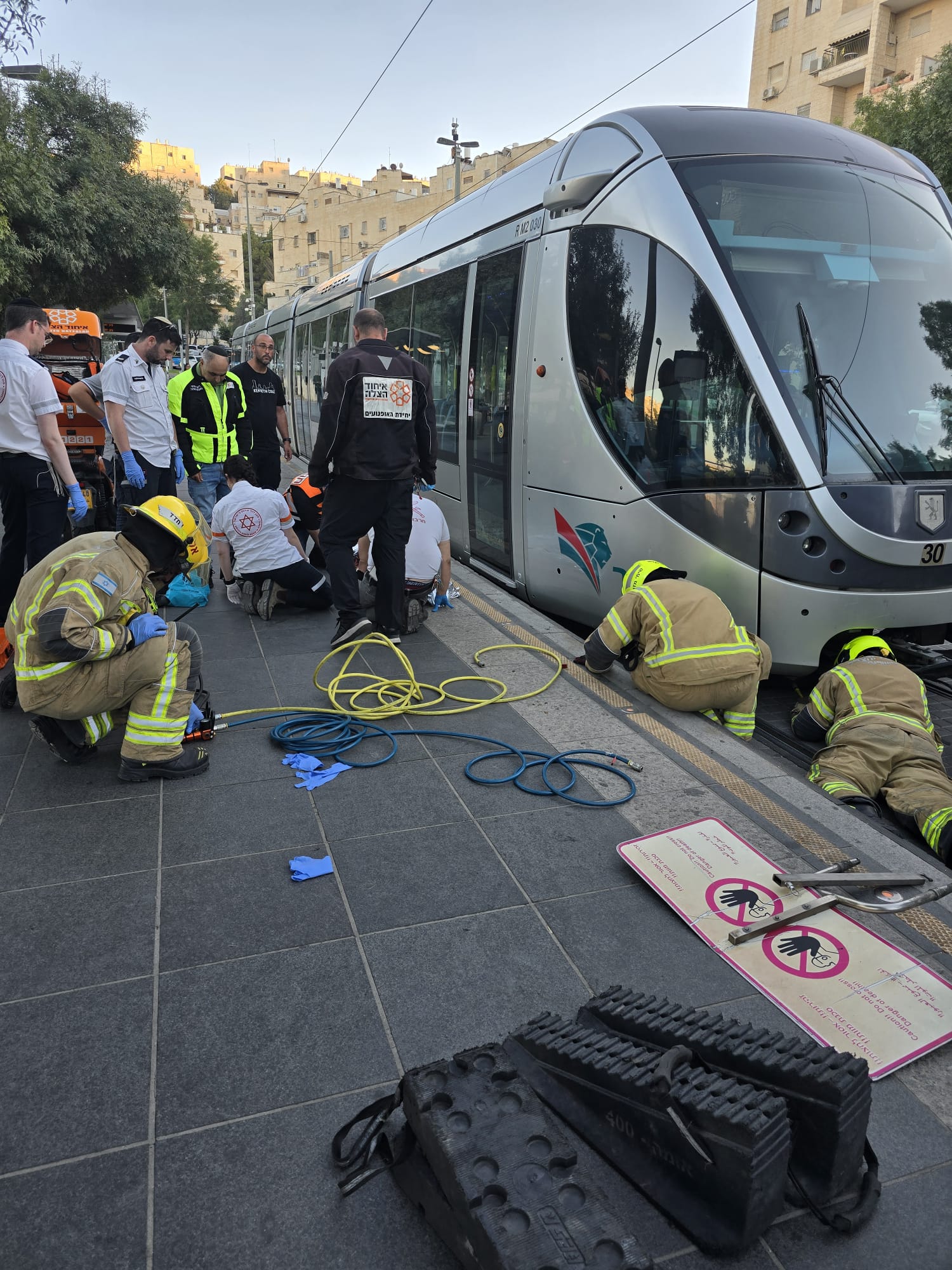 القدس: بيسغات زئيف مصرع سيدة سقطت تحت القطار الخفيف.