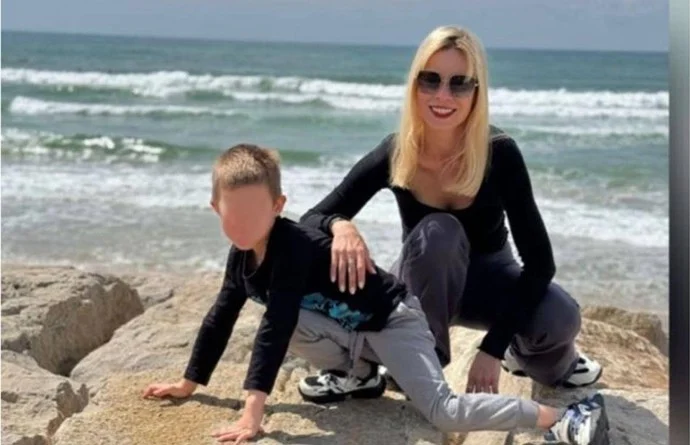 الأم المشتبه بها في قتل ابنها تجهش بالبكاء في المحكمة